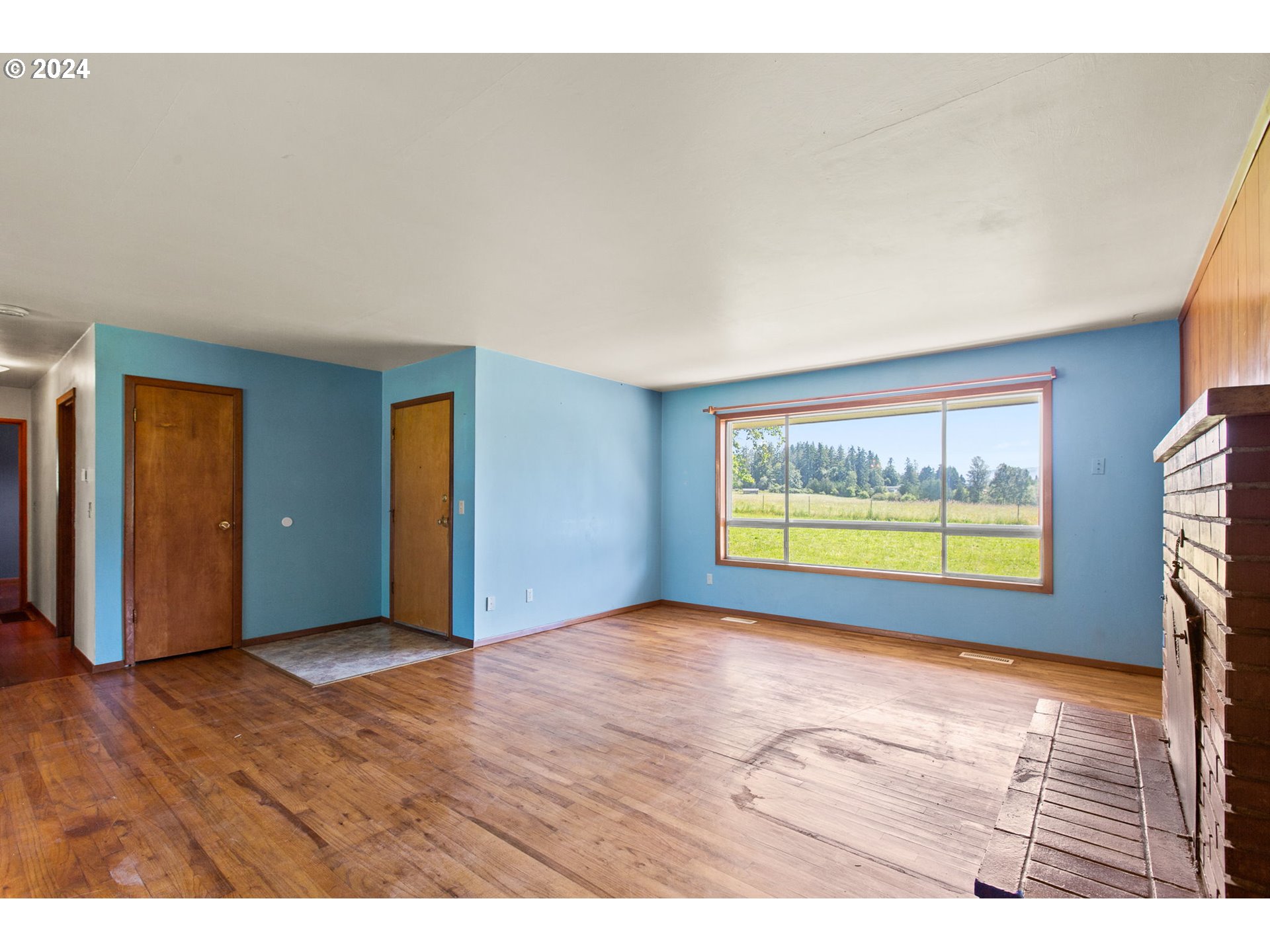30806 South Oswalt Road Colton, OR 97017 - Photo 23 of 42 a view of an empty room with a window