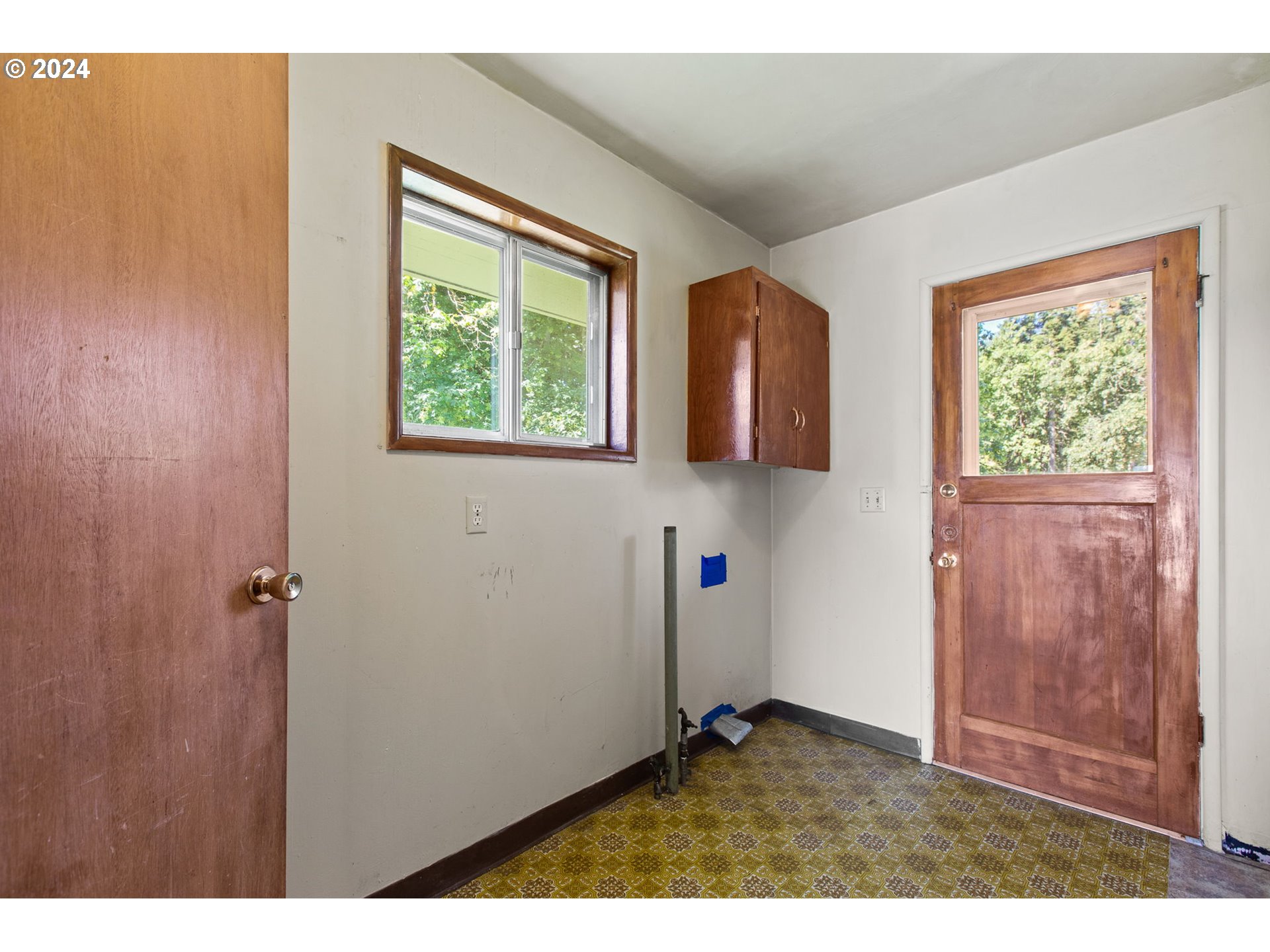 30806 South Oswalt Road Colton, OR 97017 - Photo 28 of 42 view of a room that has a window in it