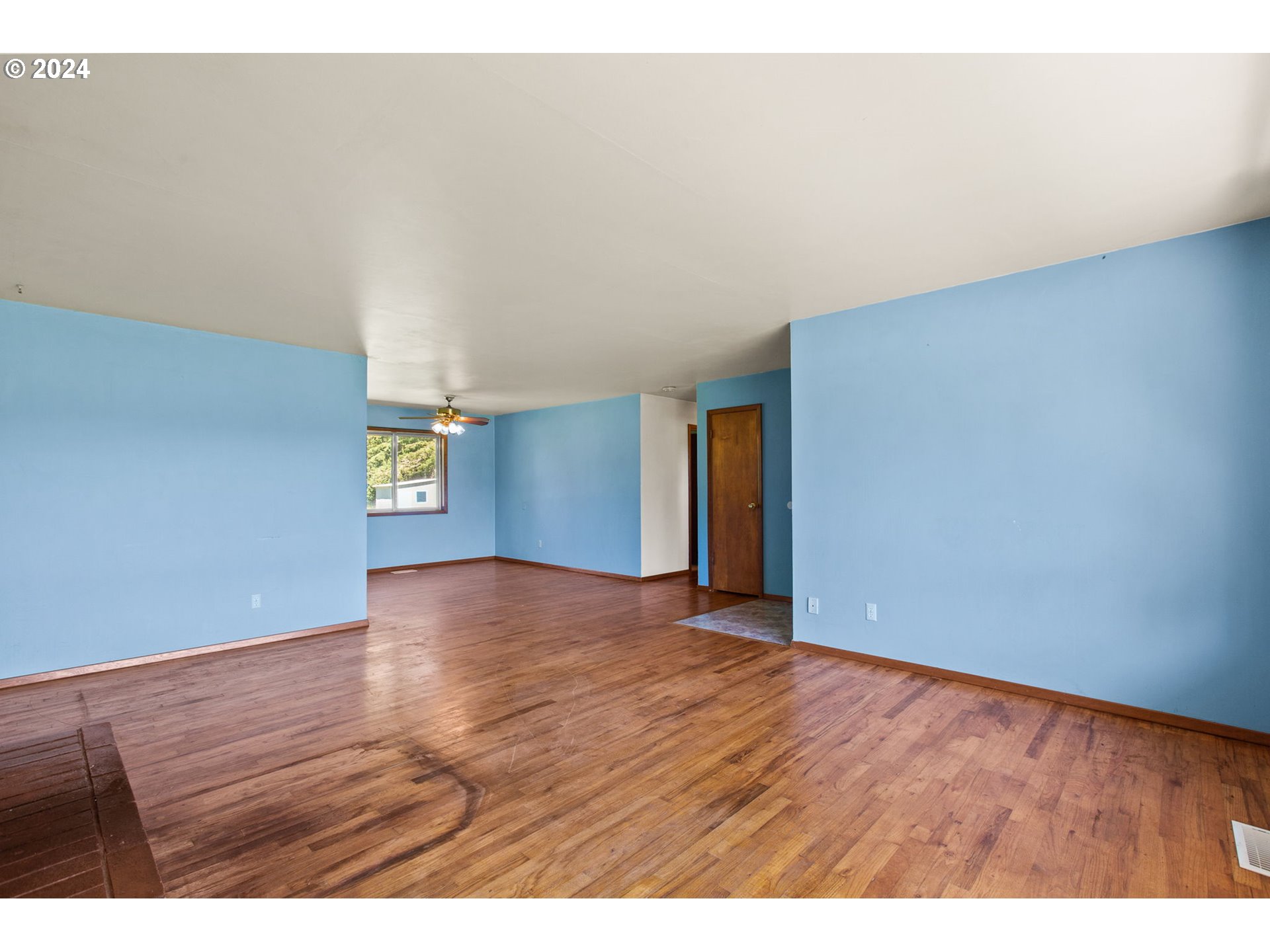 30806 South Oswalt Road Colton, OR 97017 - Photo 29 of 42 a view of an empty room and window
