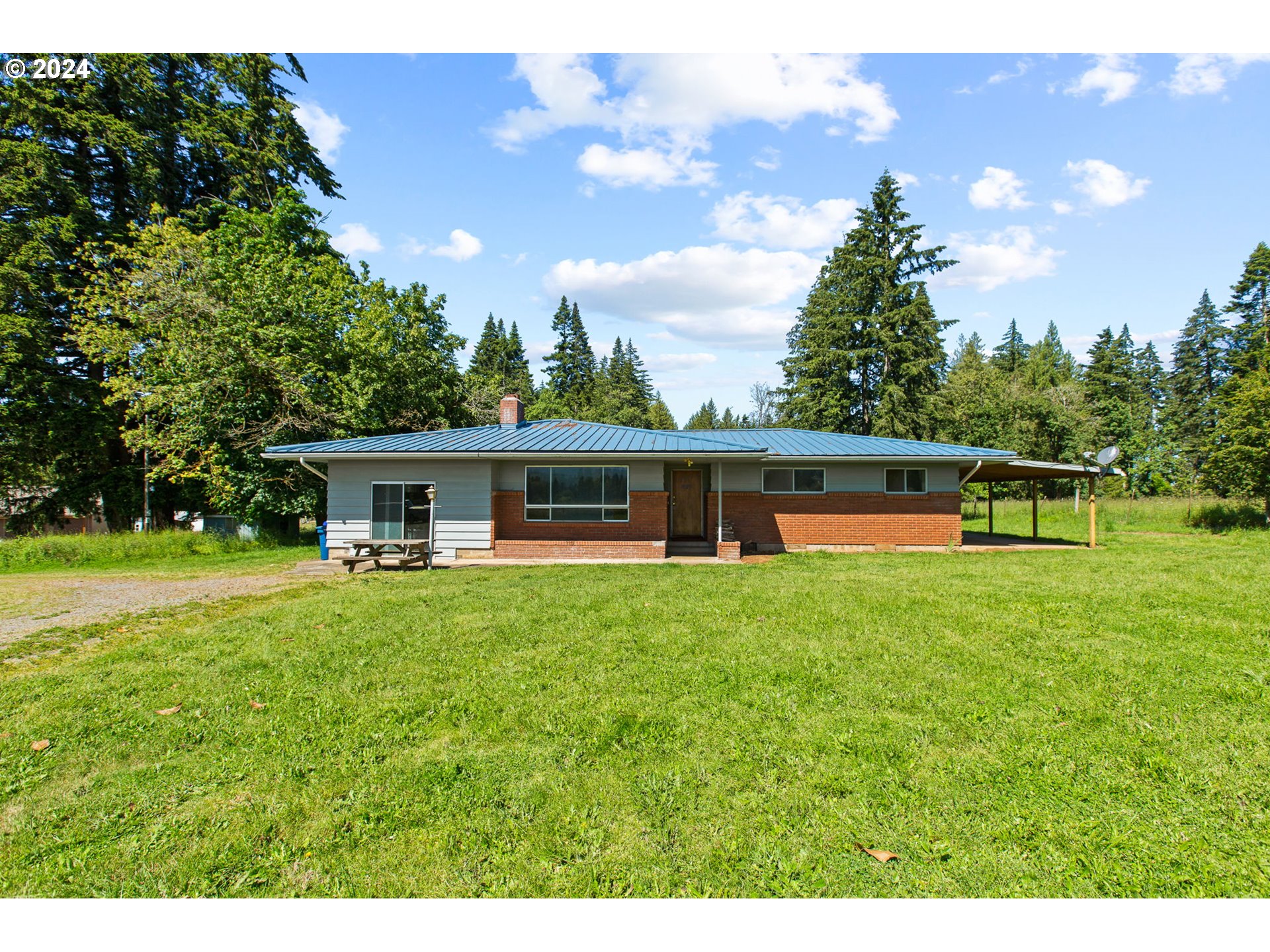 30806 South Oswalt Road Colton, OR 97017 - Photo 4 of 42 a front view of a house with a garden