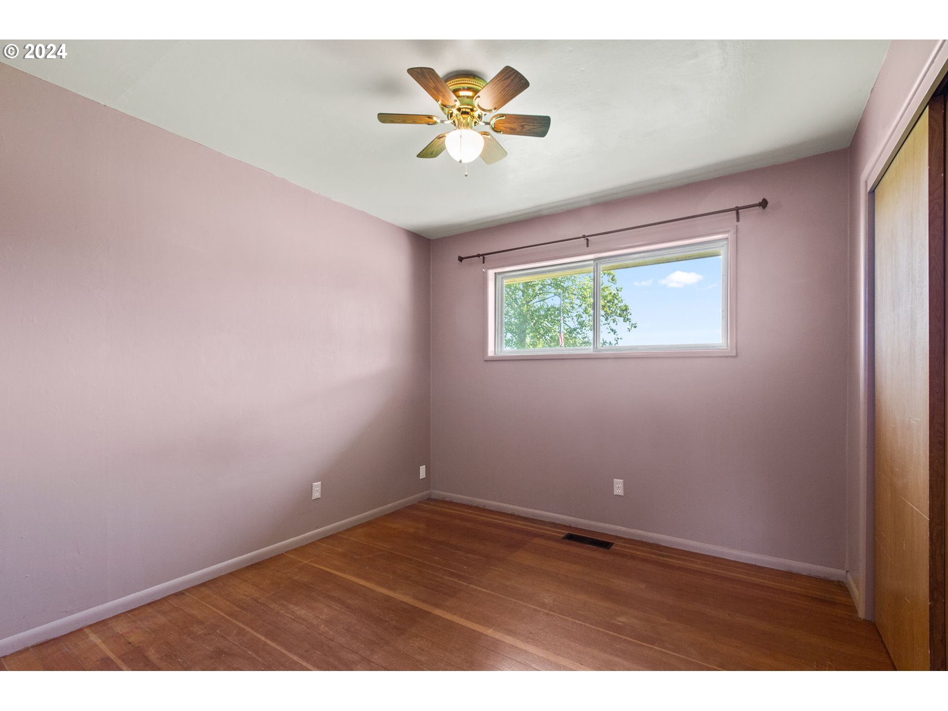 30806 South Oswalt Road Colton, OR 97017 - Photo 10 of 42 an empty room with window and ceiling fan
