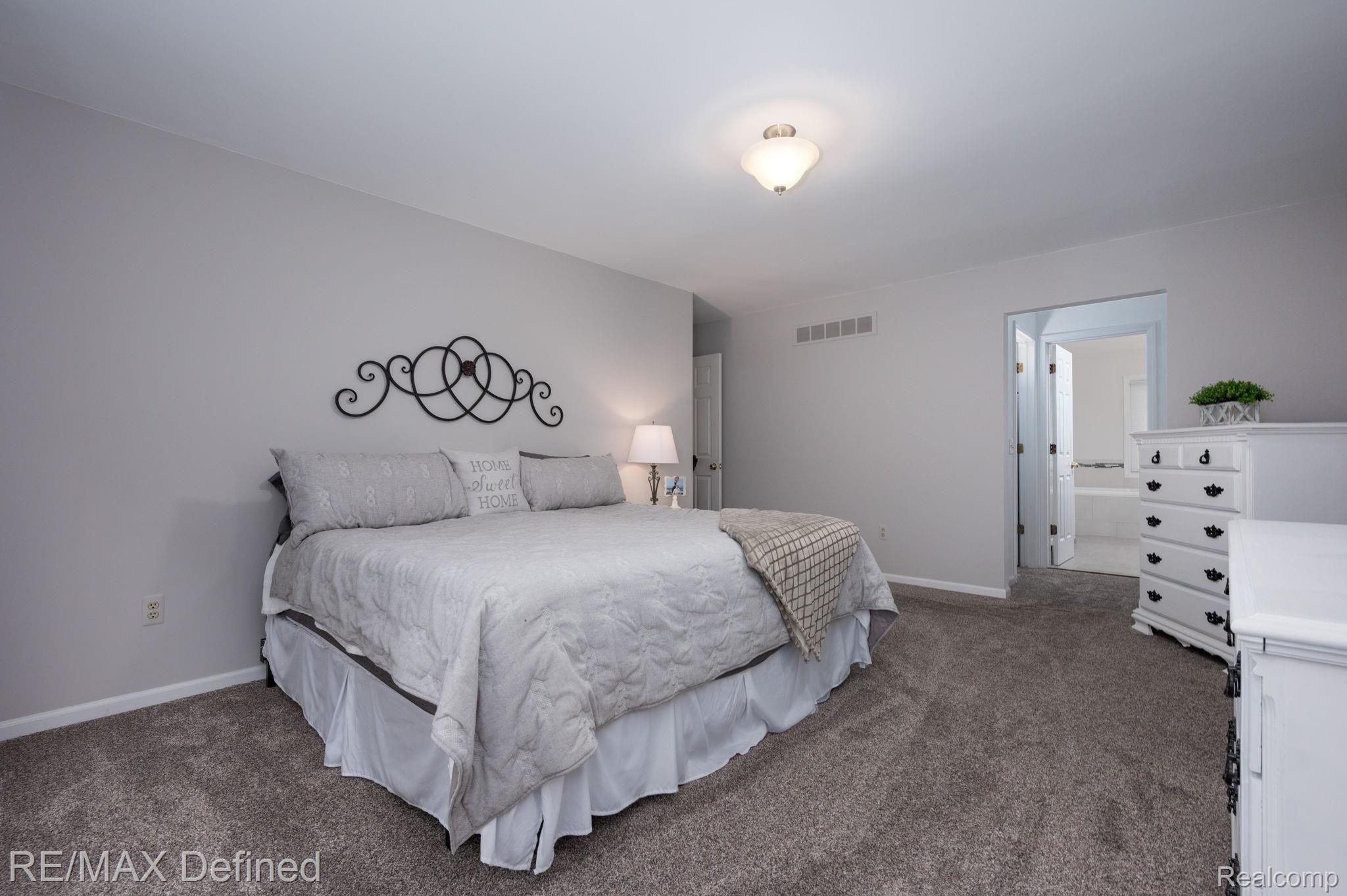 198 Bellshire Lane Rochester, MI 48307 - Photo 25 of 43 Master Bed & Bath