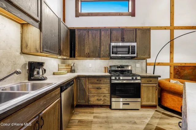 $970,000 | 430 North Nordman Road, Nordman, ID 83848