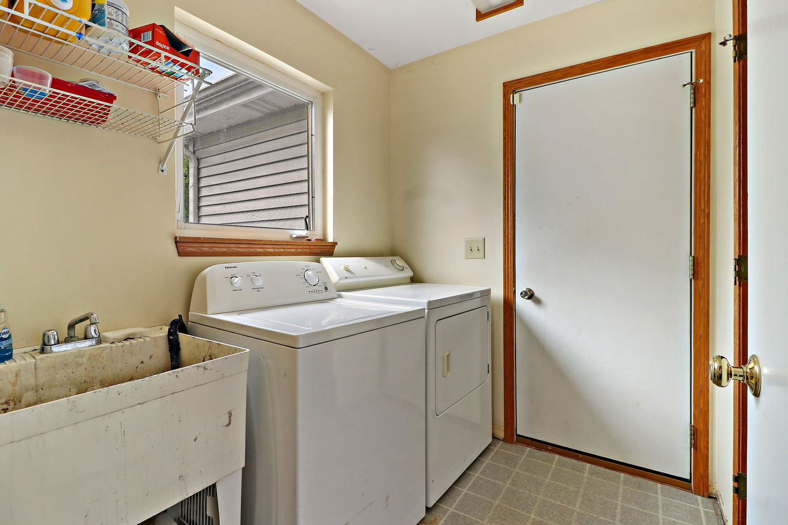 39 Rushmore Road Fox Lake, IL 60020 - Photo 16 of 38 a utility room with dryer and washer