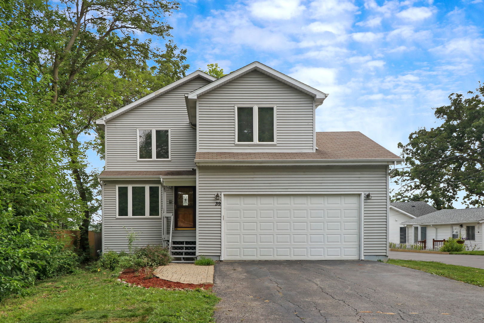 39 Rushmore Road Fox Lake, IL 60020 - Photo 4 of 38 a front view of a house with a garden