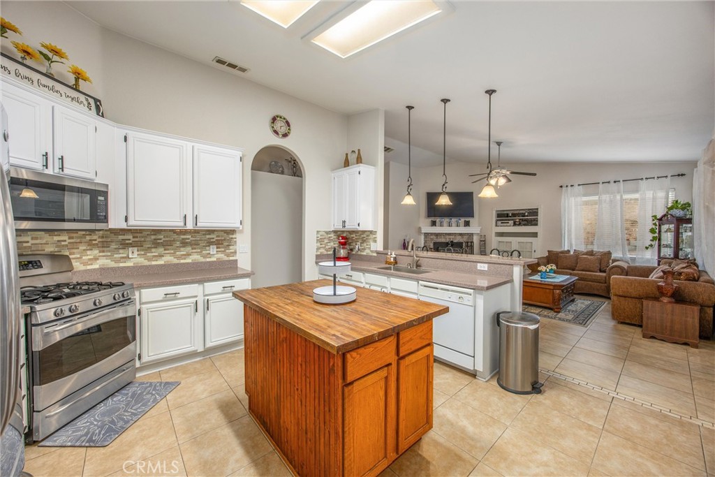 13997 Riverside Drive Apple Valley, CA 92307 - Photo 9 of 55