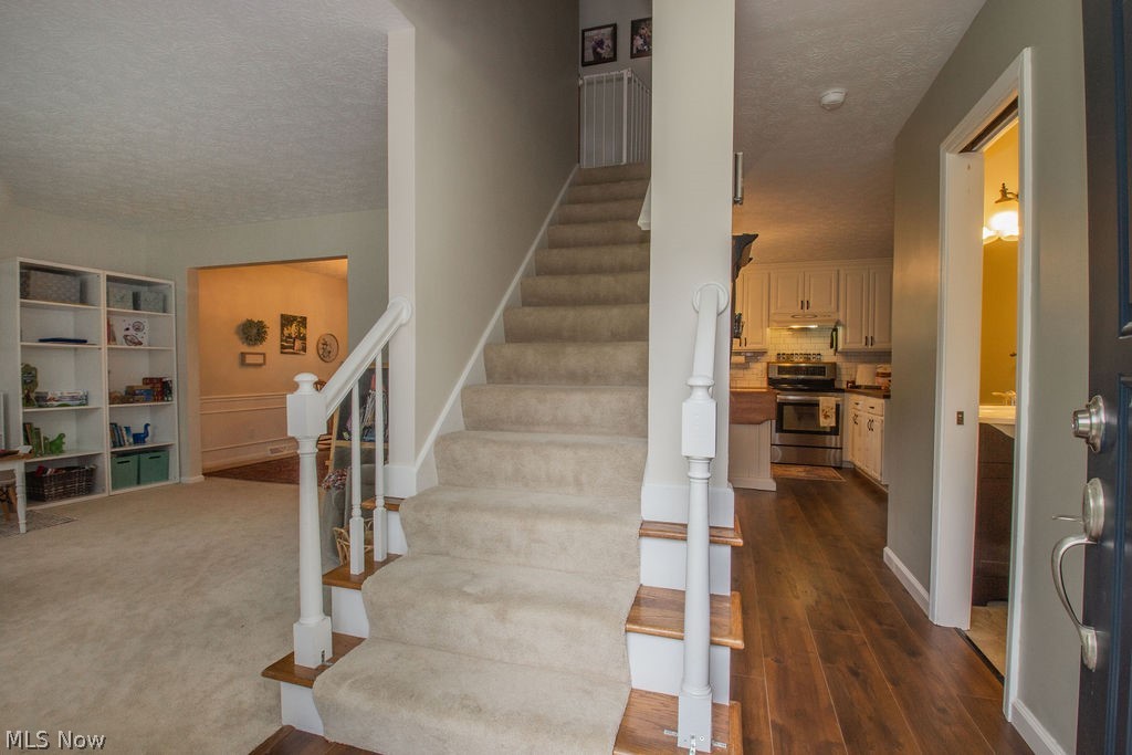 374 North Revere Road Fairlawn, OH 44333 - Photo 3 of 35 Gallery Image 3