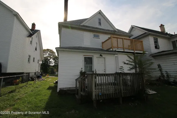 a view of front of a house with a yard