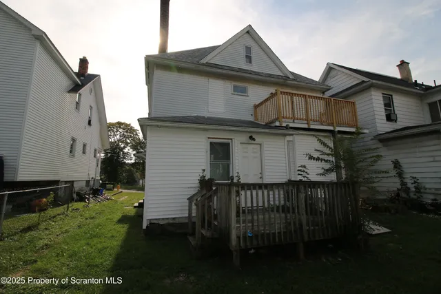a view of front of a house with a yard
