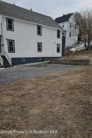 a view of a house with backyard
