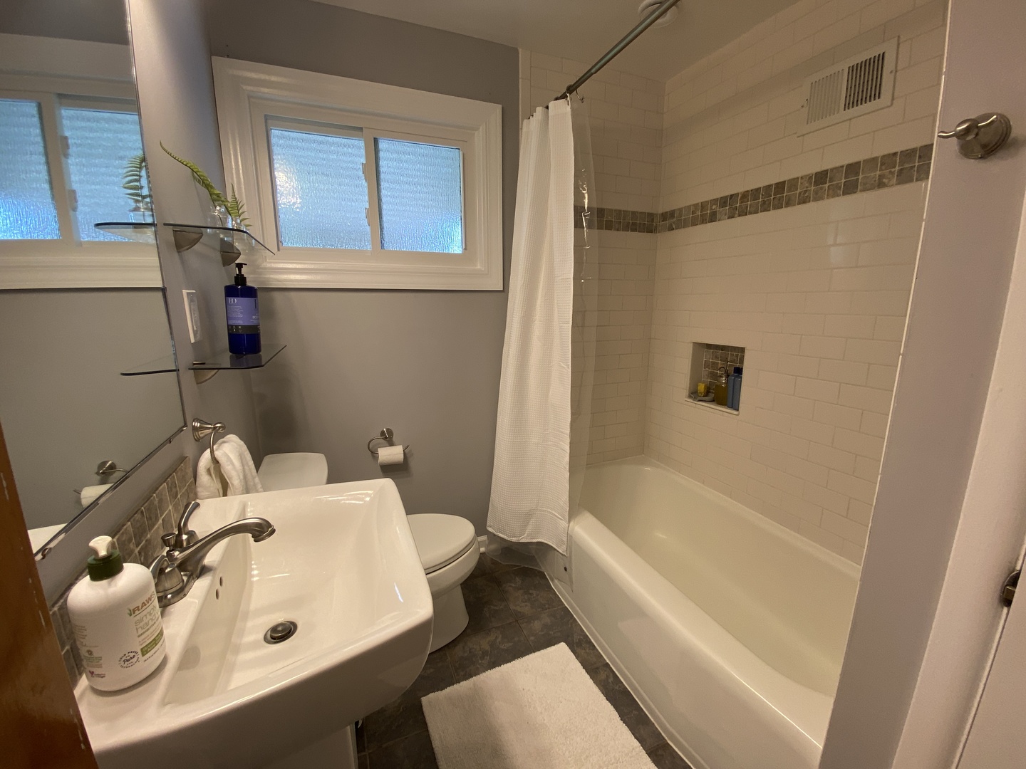 3810 Wolf Road Western Springs, IL 60558 - Photo 14 of 35 a bathroom with a sink and a bathtub
