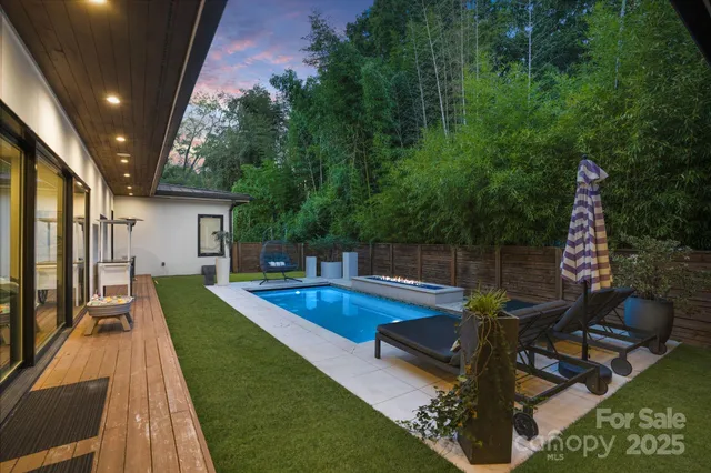 a view of a house with backyard