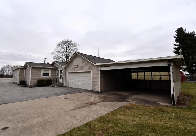 a view of a house with a yard