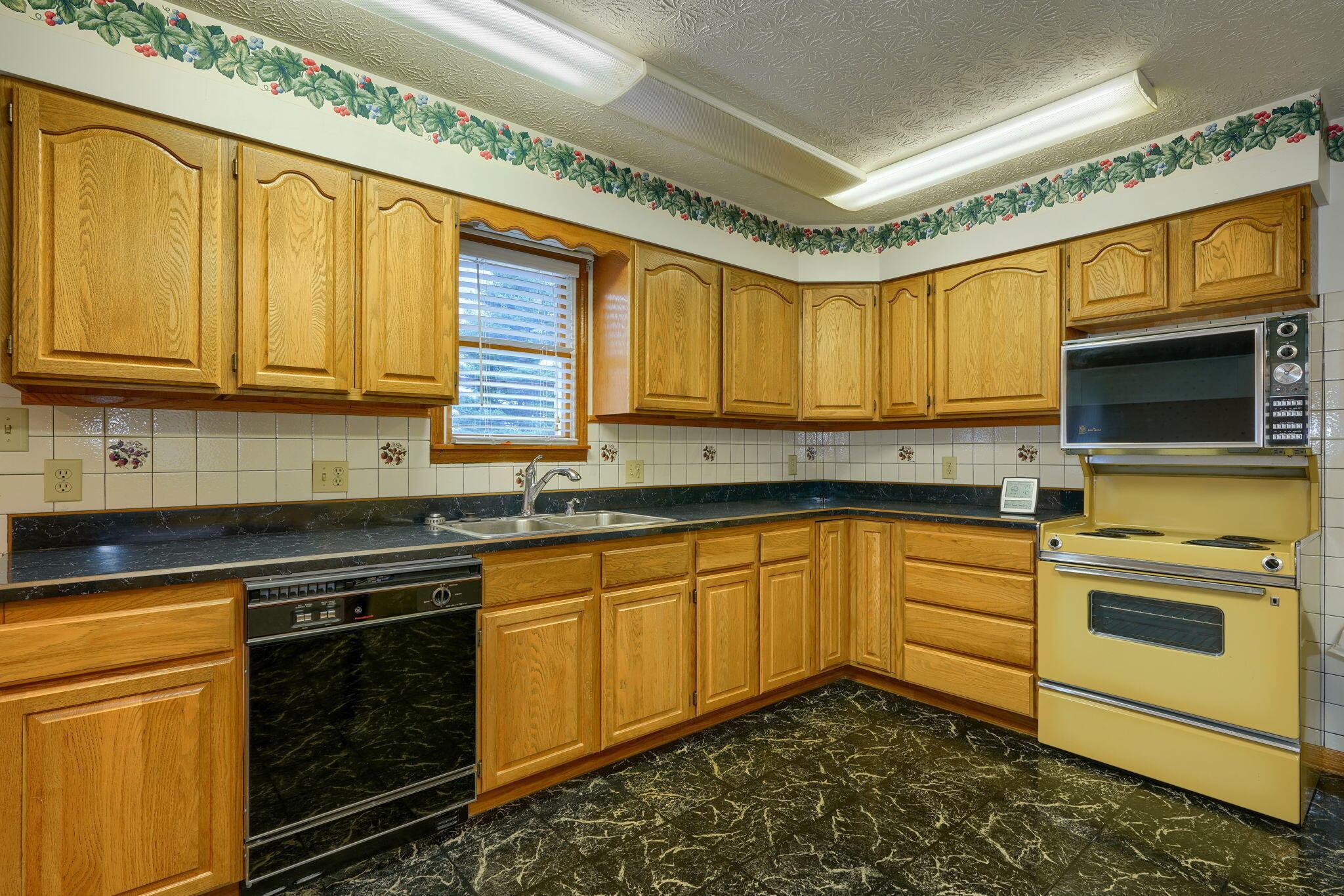 191 Rockwell Road Columbus, OH 43207 - Photo 4 of 28 Oak cabinets.