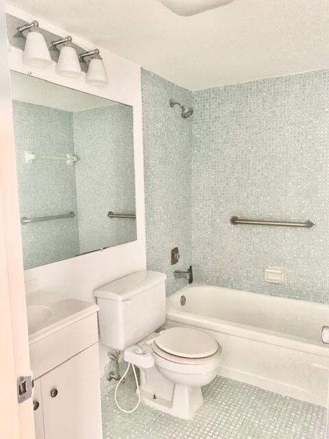 274 Dorset G Boca Raton, FL 33434 - Photo 8 of 23 Bathroom