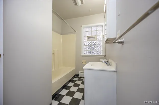 $850 | 1953 Falls Street, Unit 1, Niagara Falls, NY 14303