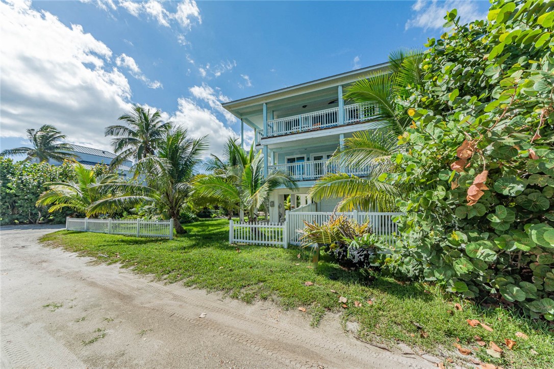 1810 East Sandpiper Road Vero Beach, FL 32963 - Photo 2 of 33