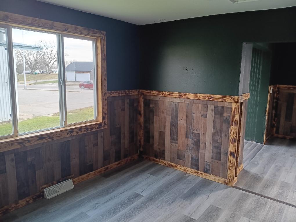 420 South Street Cashton, WI 54619 - Photo 10 of 16 Cashton lvg rm with window