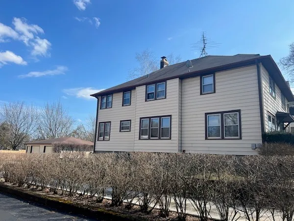 $2,750 | 630 North 1st Street, Libertyville, IL 60048