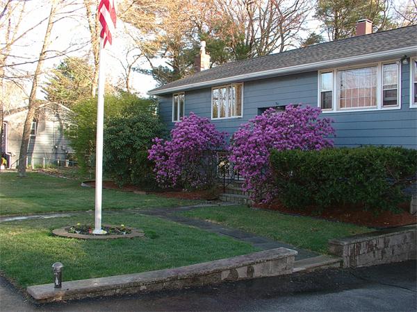 26 Harjean Road Billerica, MA 01821 - Photo 4 of 25 a view of a house with backyard and garden