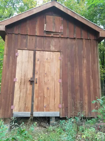 a view of a house with backyard and porch