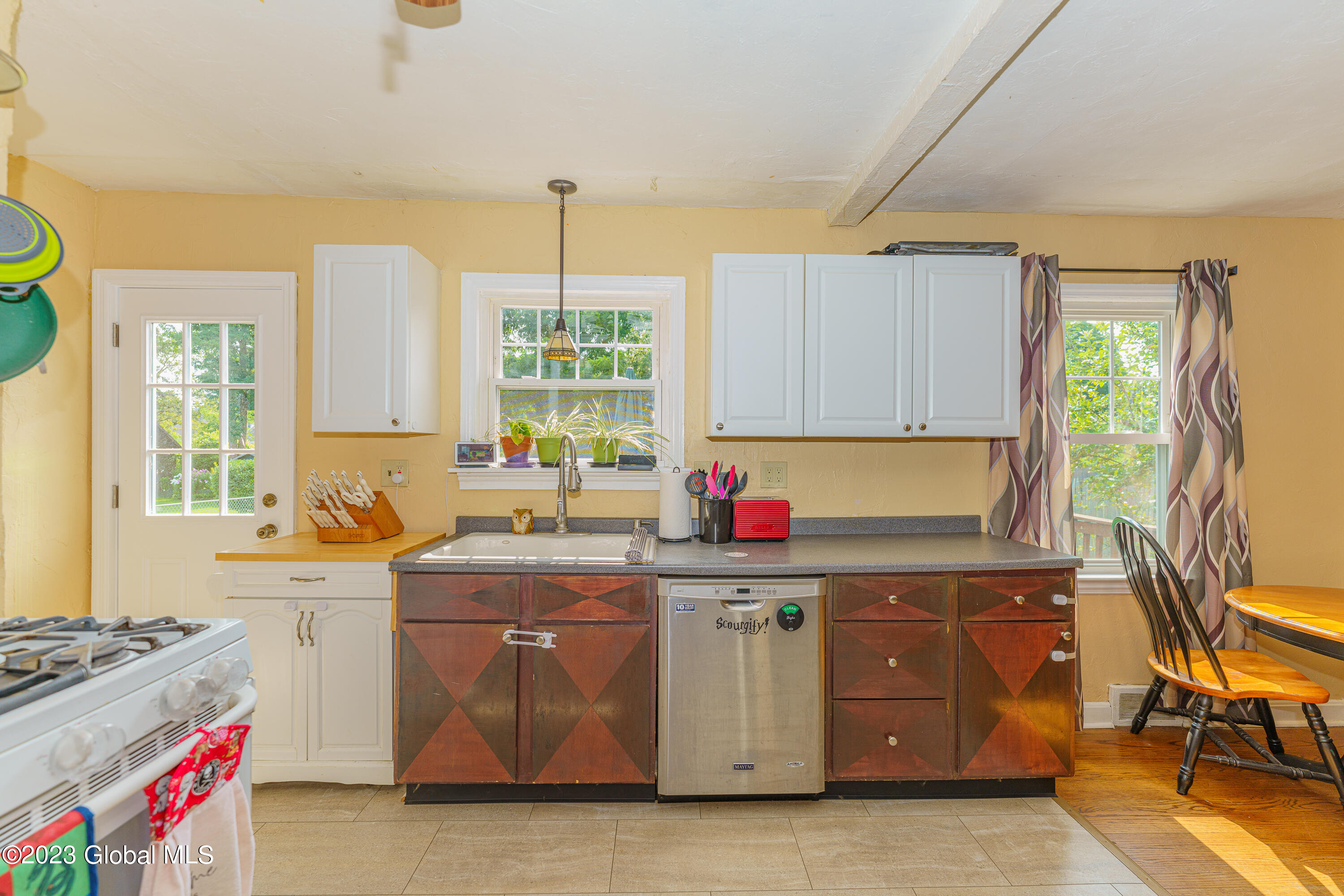1026 Riggi Avenue Schenectady, NY 12303 - Photo 12 of 36 2KitchenDining 7