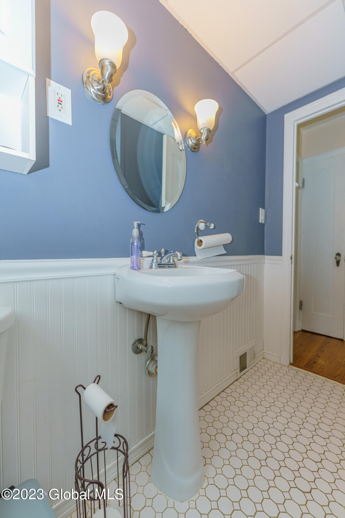 1026 Riggi Avenue Schenectady, NY 12303 - Photo 17 of 36 5Bath 1