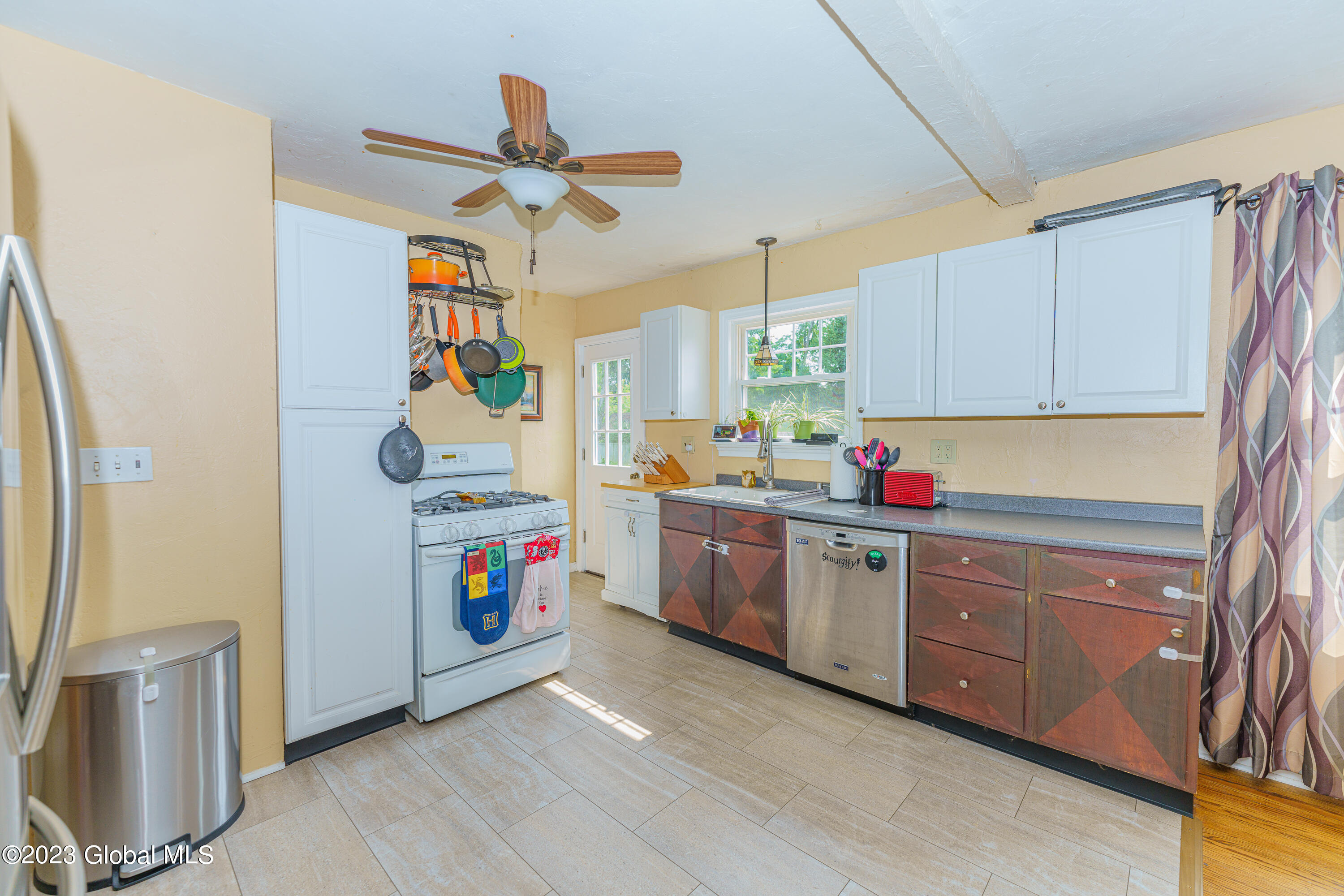 1026 Riggi Avenue Schenectady, NY 12303 - Photo 9 of 36 2KitchenDining 4