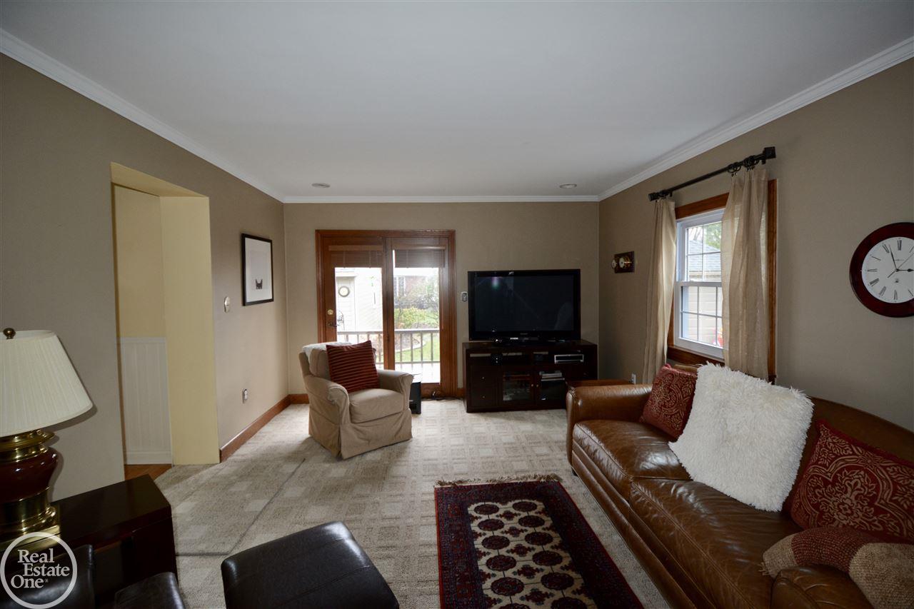 385 Moran Road Grosse Pointe, MI 48236 - Photo 10 of 33 31316318-9.JPG