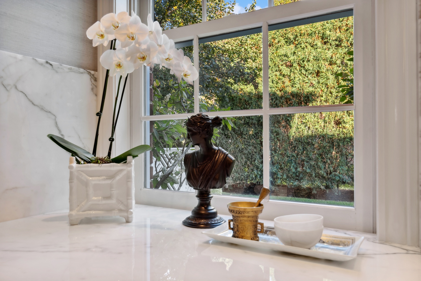 85 Sunset Place Lake Forest, IL 60045 - Photo 19 of 64 a vase of flowers sitting on a table