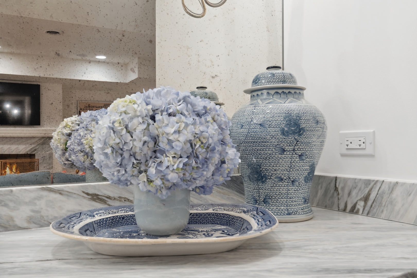 85 Sunset Place Lake Forest, IL 60045 - Photo 54 of 64 a close view of light fixtures