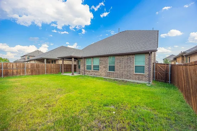 a view of a house with a backyard