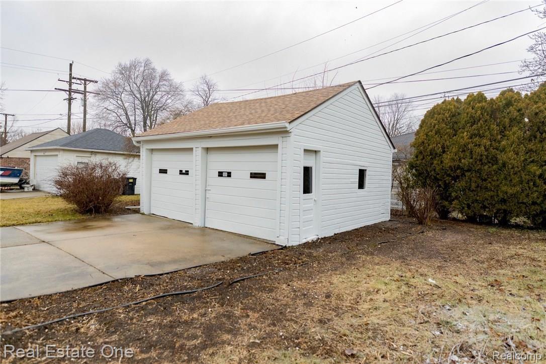 180 Riverside Drive Detroit, MI 48215 - Photo 28 of 30 Garage side angle.jpg