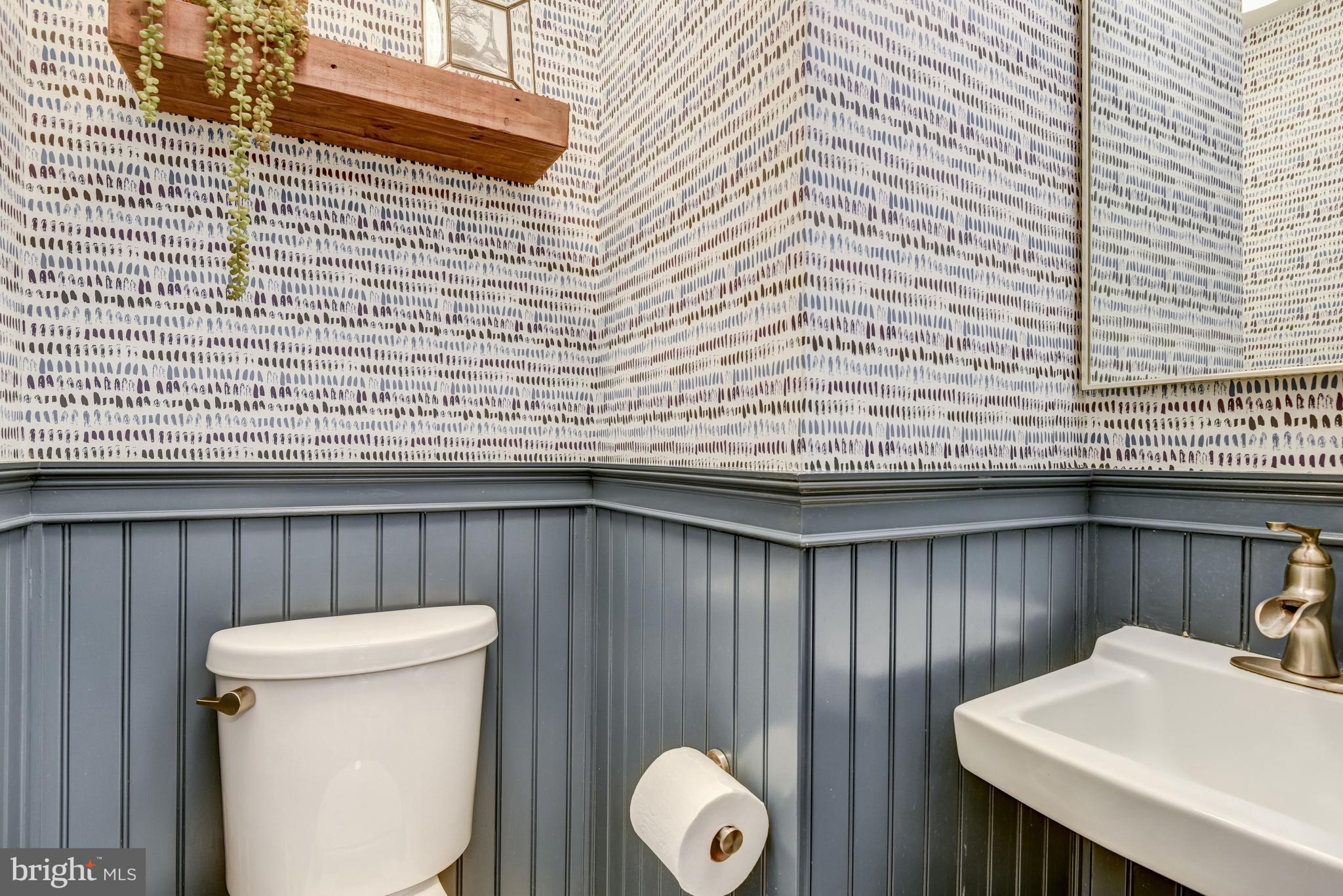 13631 Ellendale Drive Chantilly, VA 20151 - Photo 28 of 54 a bathroom with a sink a toilet and a mirror