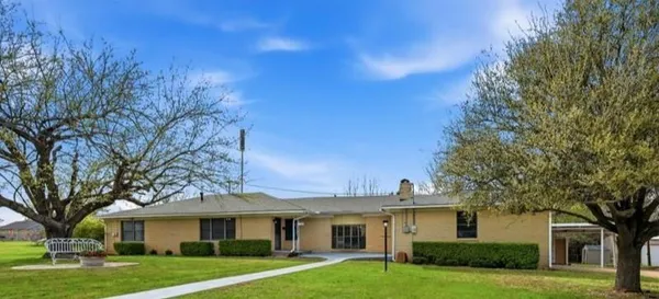 $385,000 | 1106 Central Avenue, Bowie, TX 76230