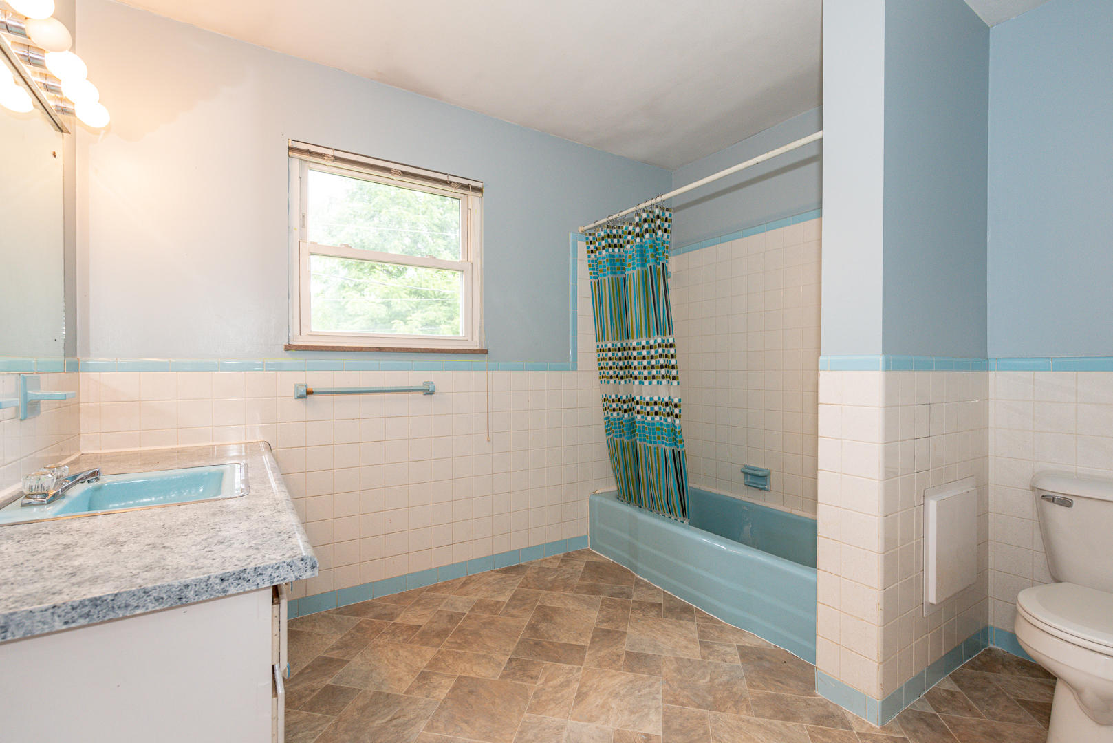 104 Apache Road Maryville, TN 37804 - Photo 2 of 16 A bathroom 1