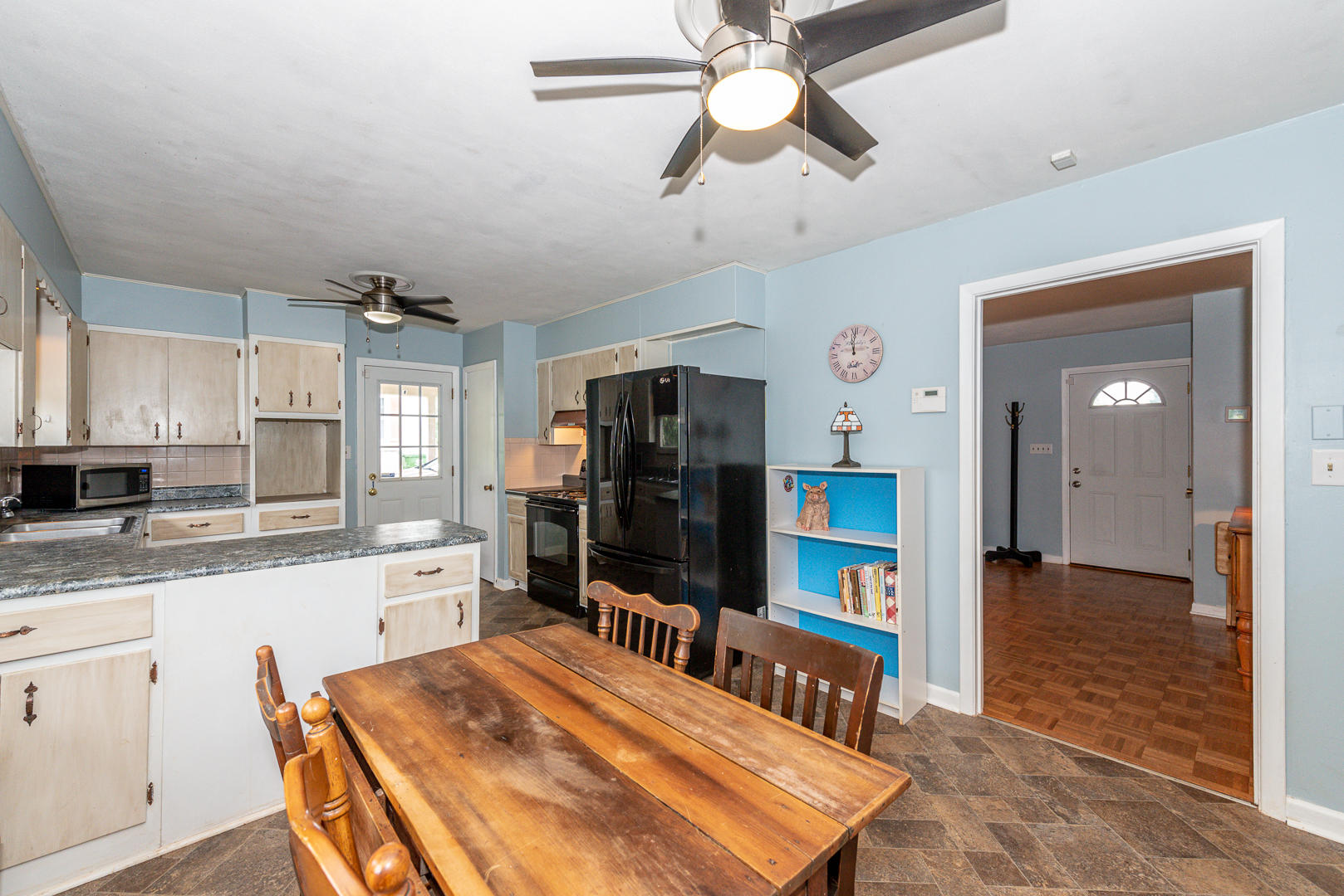 104 Apache Road Maryville, TN 37804 - Photo 3 of 16 A kitchen