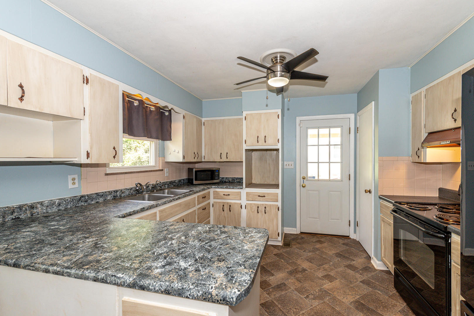 104 Apache Road Maryville, TN 37804 - Photo 4 of 16 A kitchen 2
