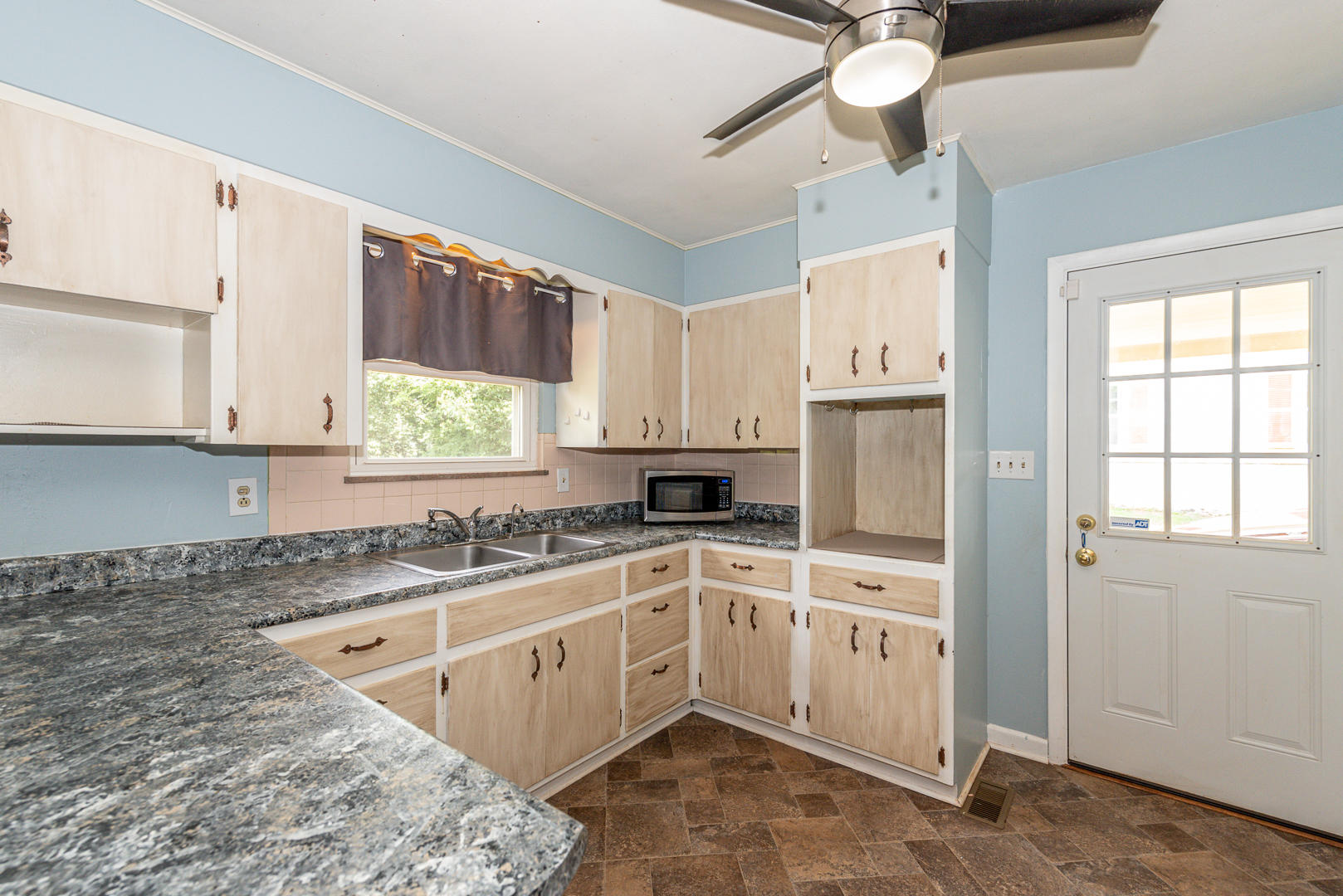 104 Apache Road Maryville, TN 37804 - Photo 5 of 16 A kitchen 3