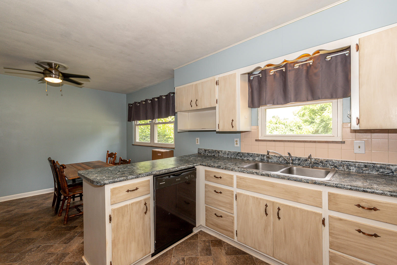 104 Apache Road Maryville, TN 37804 - Photo 6 of 16 A kitchen 4