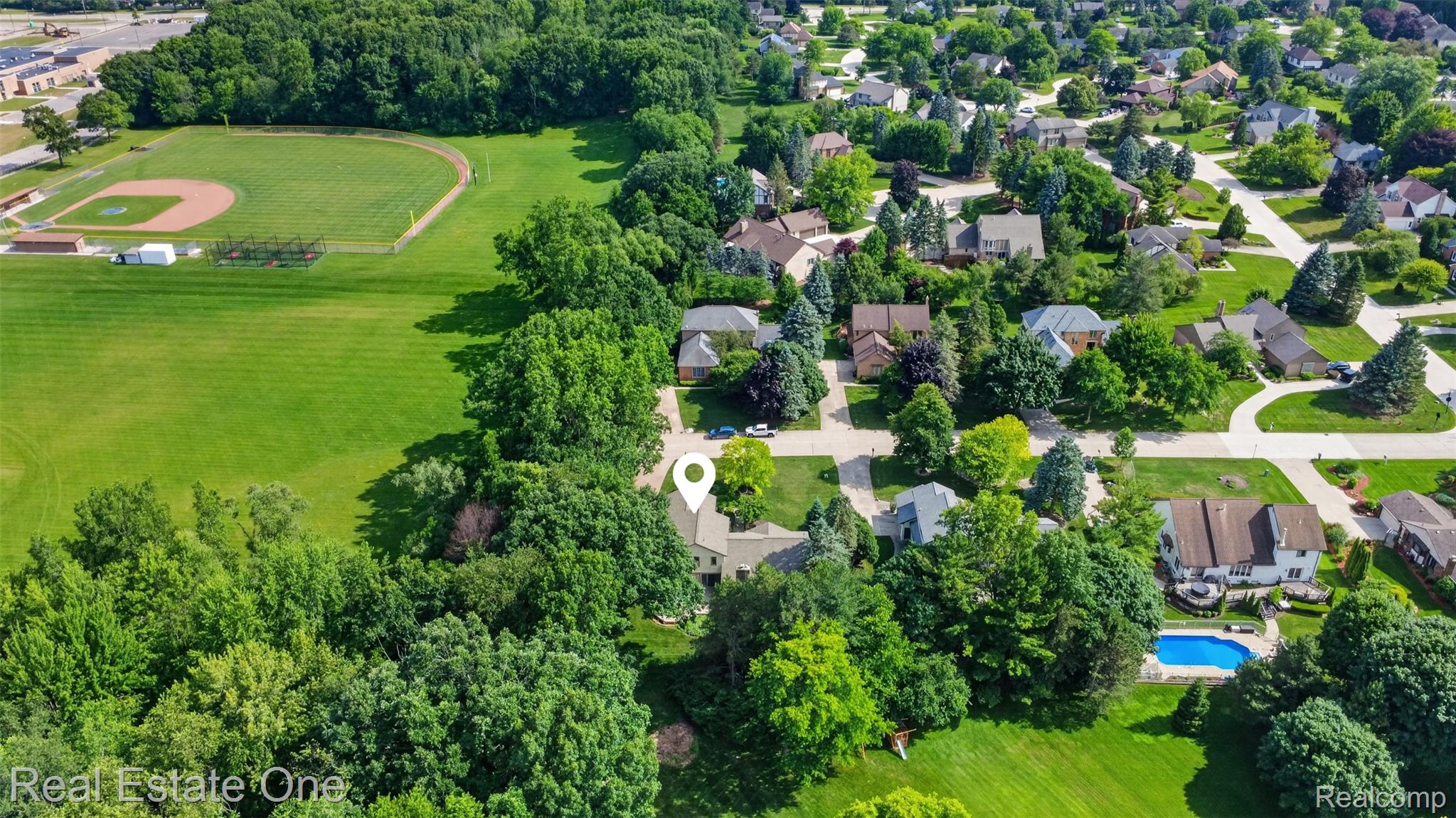 3400 Wedgewood Drive Rochester, MI 48306 - Photo 8 of 49 Aerial perspective showcasing a residential neighborhood with ample green space