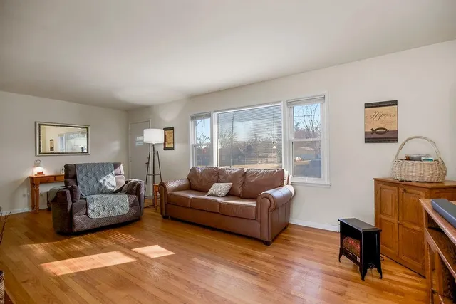 $211,000 | 1104 Northeast Shady Ln Drive, Kansas City, MO 64118