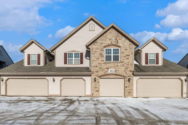 $285,000 | 2252 West Vista Bella Drive, Oak Creek, WI 53154
