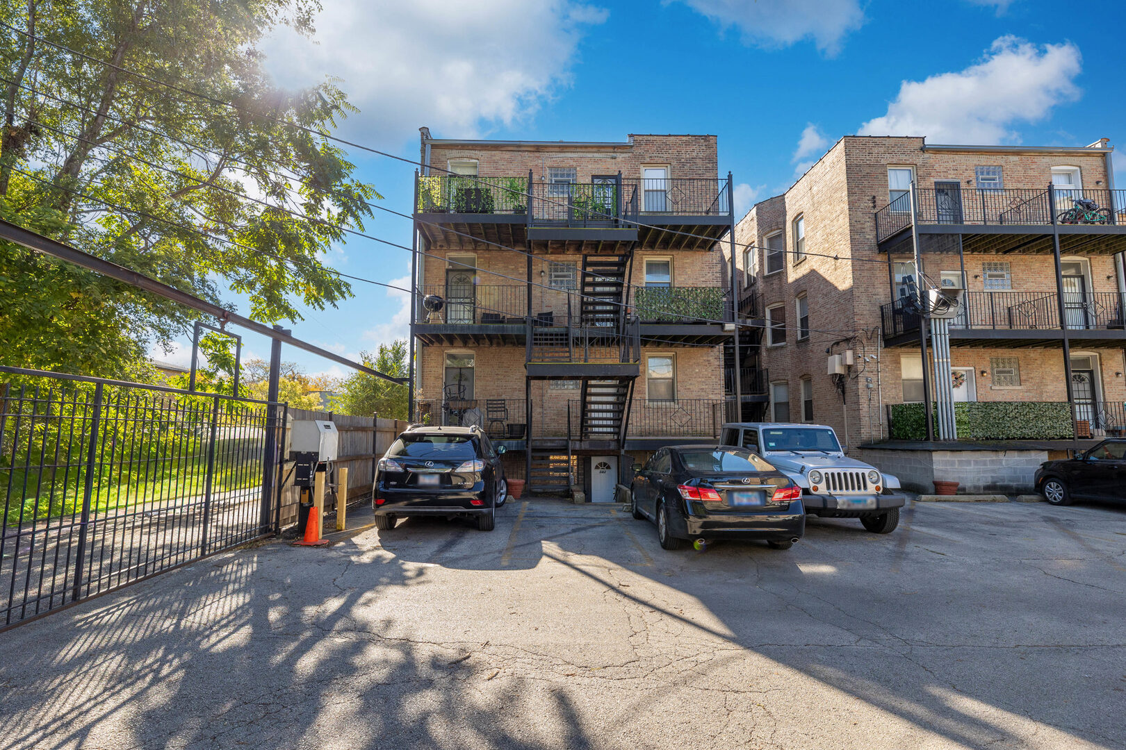 542 East 44th Street, Unit GARDEN Chicago, IL 60653 - Photo 18 of 18 a car parked in front of a building