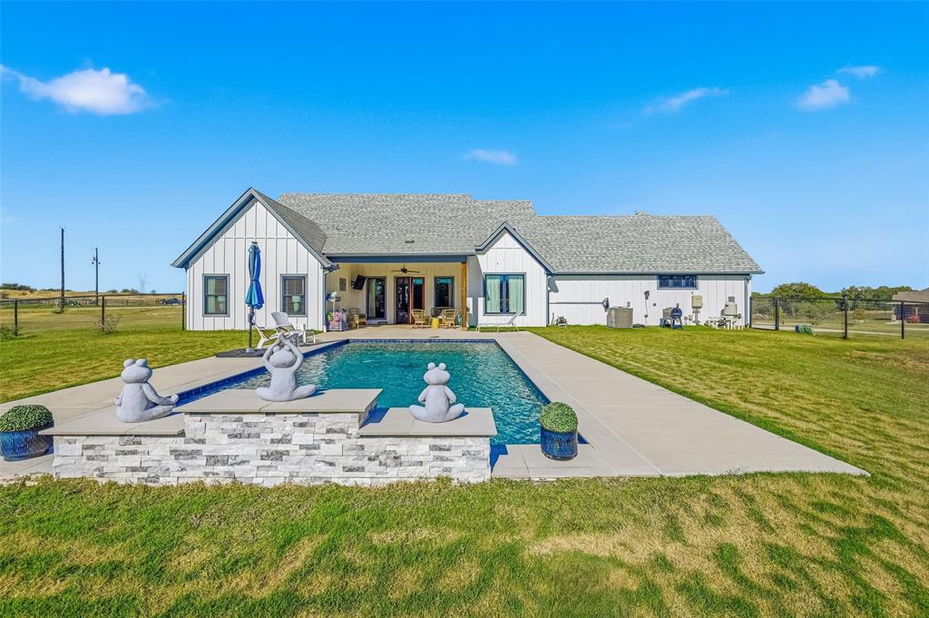 350 Rolling Rnch Boulevard Alvord, TX 76225 - Photo 3 of 30 a view of house with garden