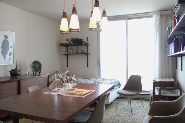 6033 North Sheridan Road, Unit 37K Chicago, IL 60660 - Photo 14 of 18 a dining room with furniture and wooden floor