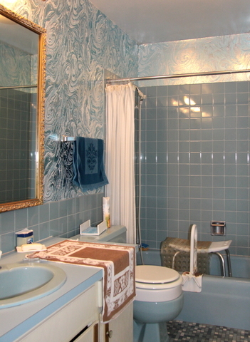 6033 North Sheridan Road, Unit 37K Chicago, IL 60660 - Photo 15 of 18 a bathroom with a sink and toilet
