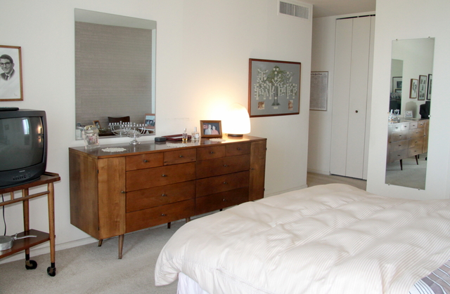 6033 North Sheridan Road, Unit 37K Chicago, IL 60660 - Photo 17 of 18 a bedroom with a bed and a flat tv screen on wall