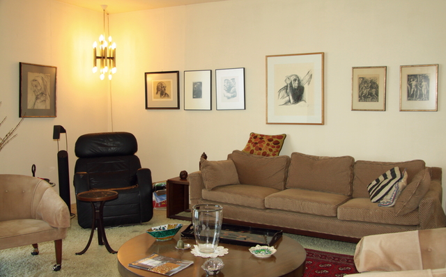 6033 North Sheridan Road, Unit 37K Chicago, IL 60660 - Photo 9 of 18 a living room with furniture and a lamp