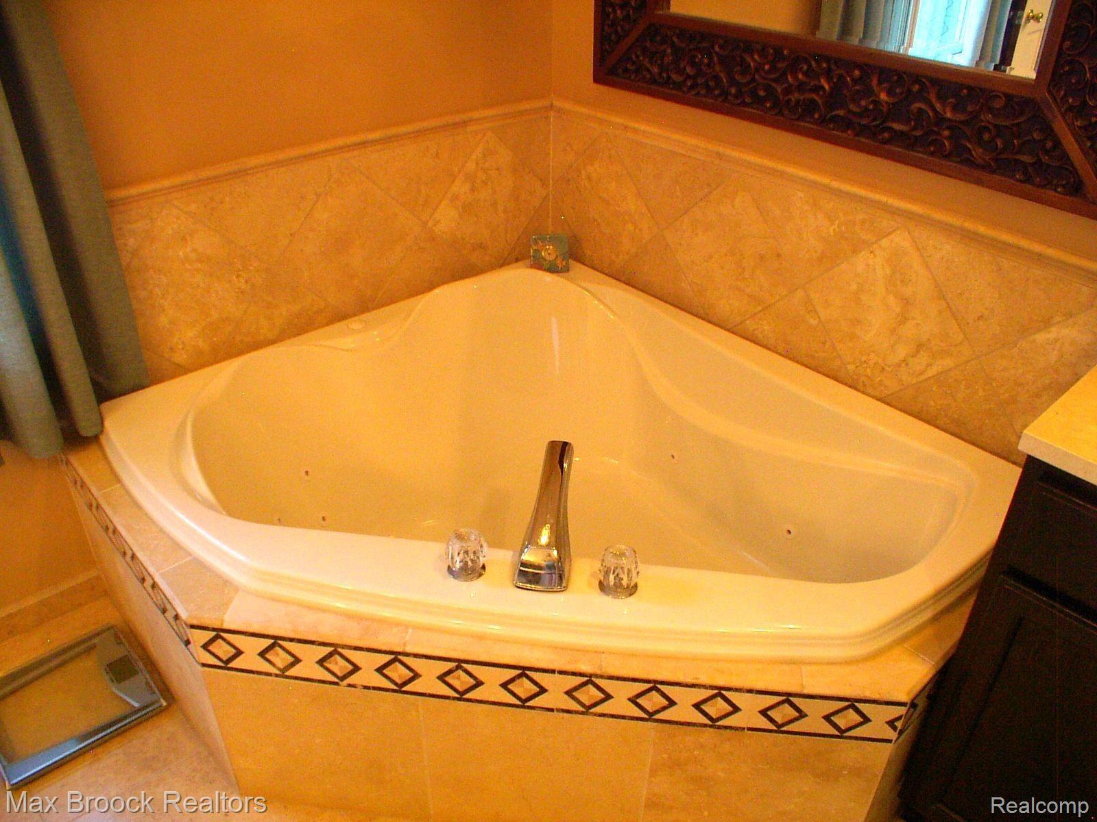 3114 Quail Ridge Circle Rochester, MI 48309 - Photo 42 of 51 Spa tub